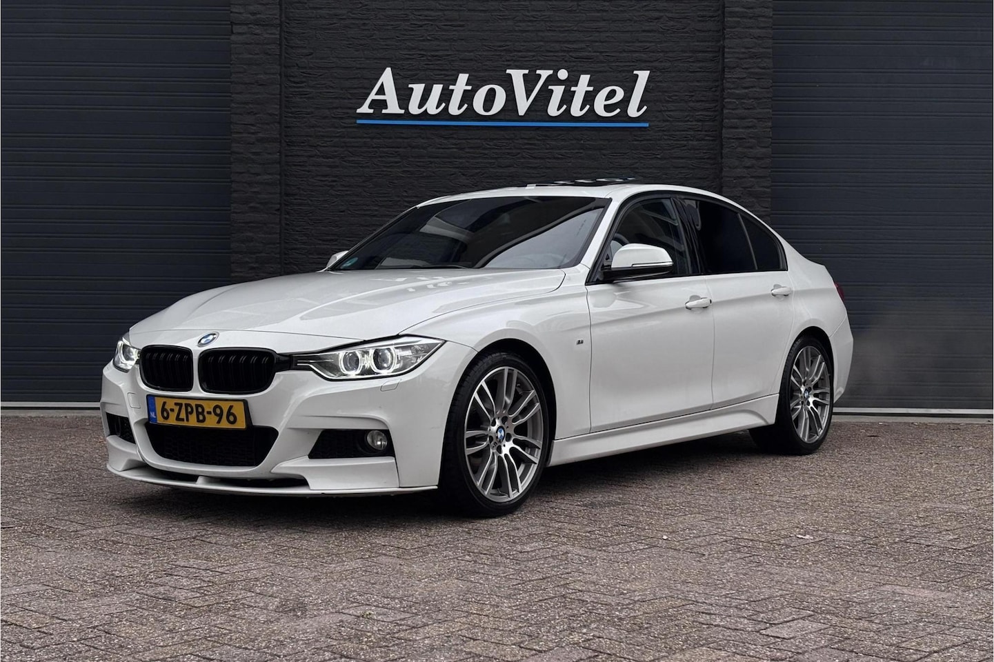 BMW 3-serie - 320i M-sport | Schuif-kanteldak | Harman Kardon | Sportleder | Ketting Vervangen - AutoWereld.nl