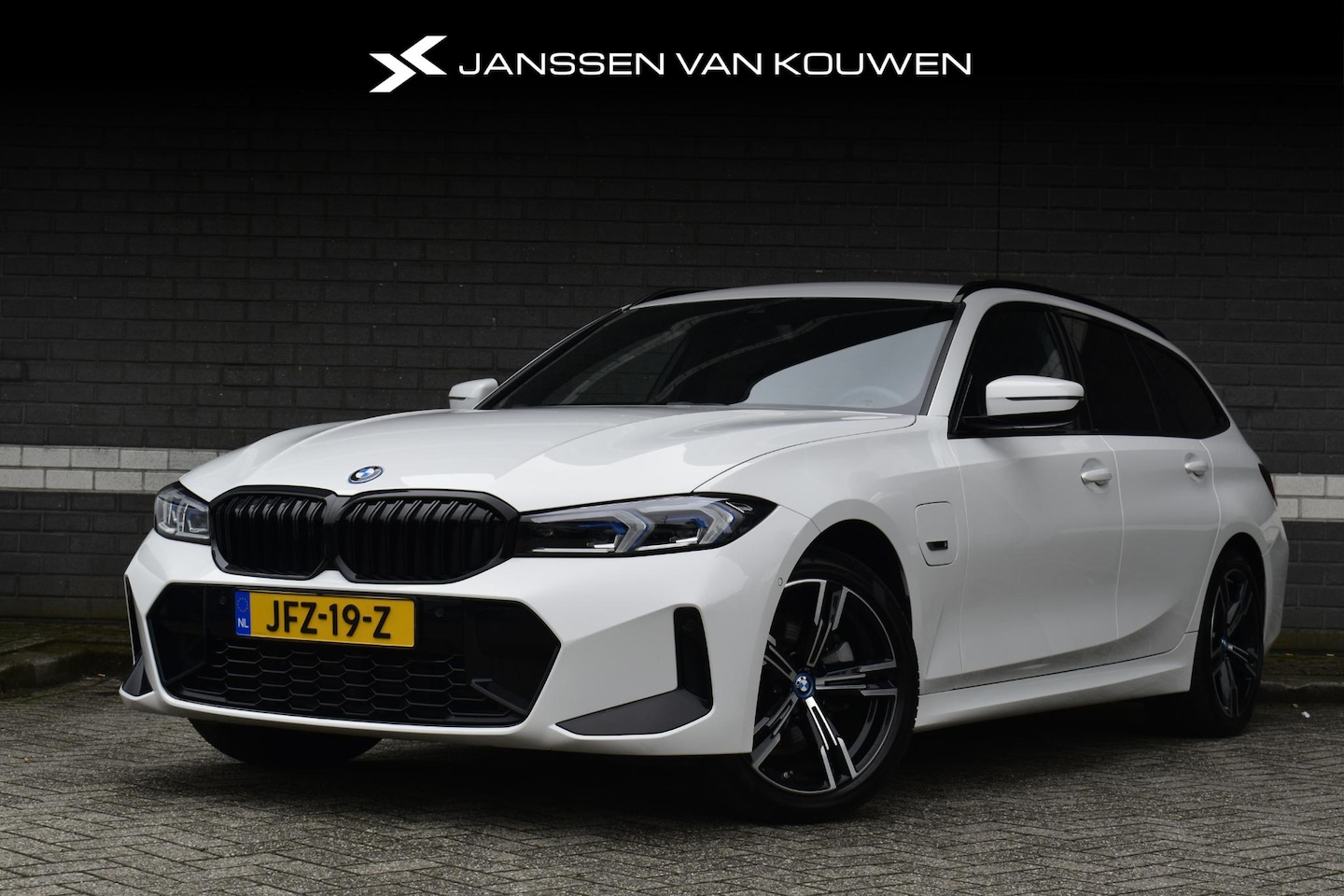BMW 3-serie Touring - 320e xDrive PHEV M Sport Stoelverwarming Parking Pack Adaptief LED - AutoWereld.nl