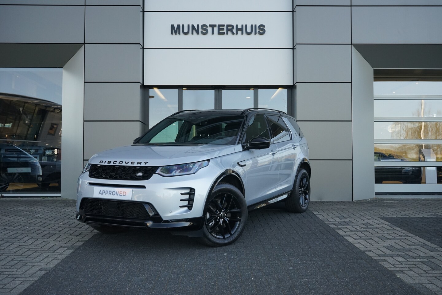 Land Rover Discovery Sport - P300e PHEV Dynamic SE | Voorstoelen verwarmd | Elektrische trekhaak | Panoramadak | - AutoWereld.nl