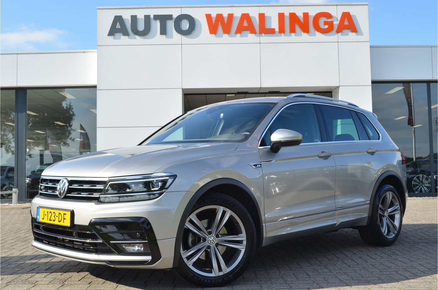 Volkswagen Tiguan - 1.5 TSI ACT Highline Business R line LED koplampen | Virtual cockpit | Trekhaak wegklapbaa - AutoWereld.nl
