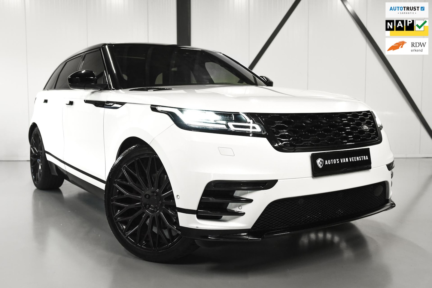 Land Rover Range Rover Velar - 3.0 D300 AWD | R-Dynamic | 22" | PANO | FULL OPTION | MASSAGE | STOELKOELING ETC! - AutoWereld.nl