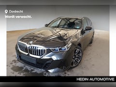 BMW 5-serie Touring - 520i M-Sport | Panorama | Trekhaak | Ventilatie | Driving Assistant Professional | Harman