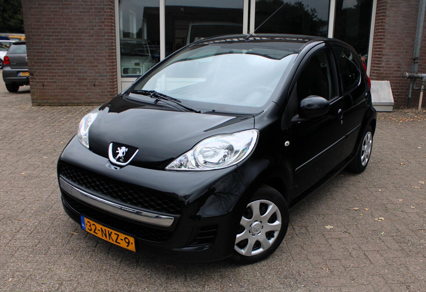 Peugeot 107 - 1.0 Airco, Parkeersensoren, Radio, Elektrische ramen, Centrale deurvergrendeling, Verstelb - AutoWereld.nl