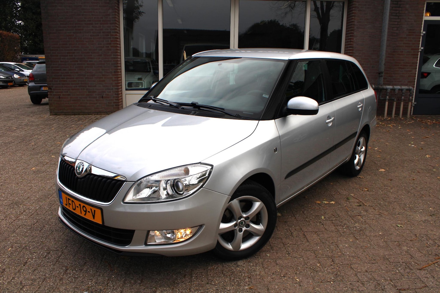 Skoda Fabia Combi - 1.2 TSI Parkeersensoren, Climate control, Cruise control, Stoelverwarming, 15" LMV - AutoWereld.nl