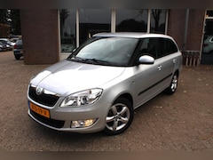 Skoda Fabia Combi - 1.2 TSI Parkeersensoren, Climate control, Cruise control, Stoelverwarming, 15" LMV