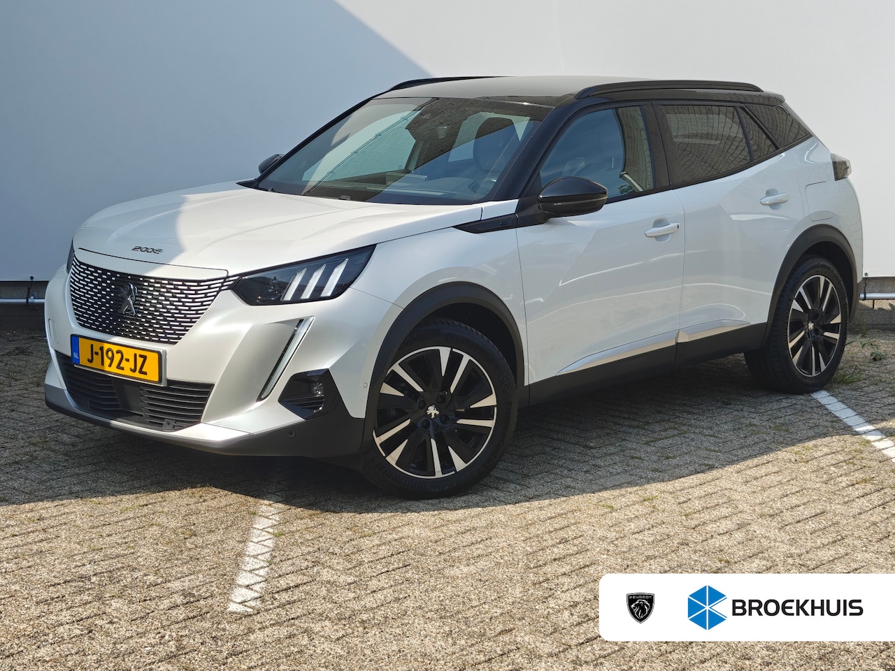 Peugeot e-2008 - EV GT 50 kWh | Achterbank in delen neerklapbaar | Achteruitrijcamera | Airco (automatisch) - AutoWereld.nl