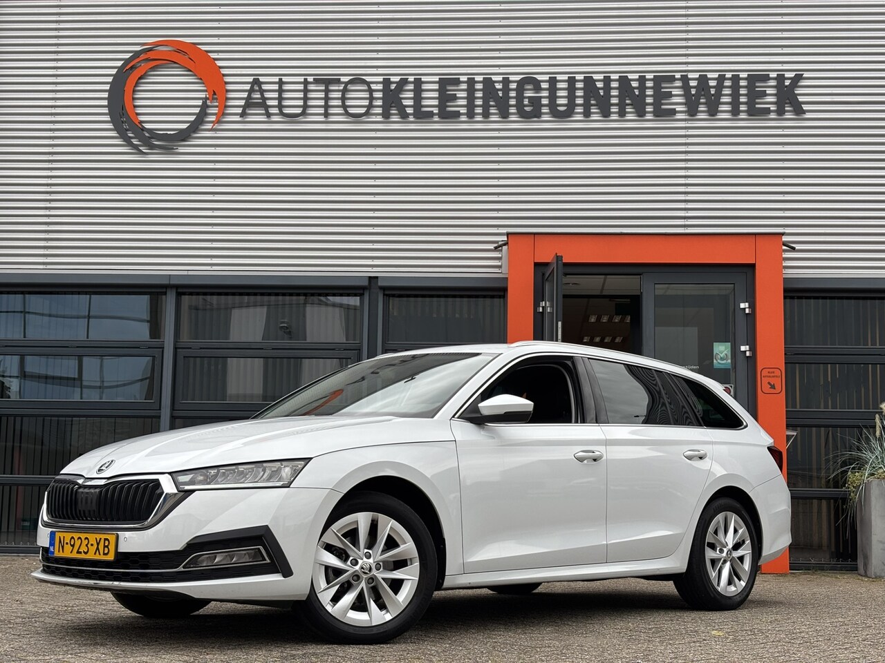 Skoda Octavia Combi - 1.0 TSI Business Edition / Trekhaak / Camera / Navi / Elektrische achterklep / Stoelverwar - AutoWereld.nl