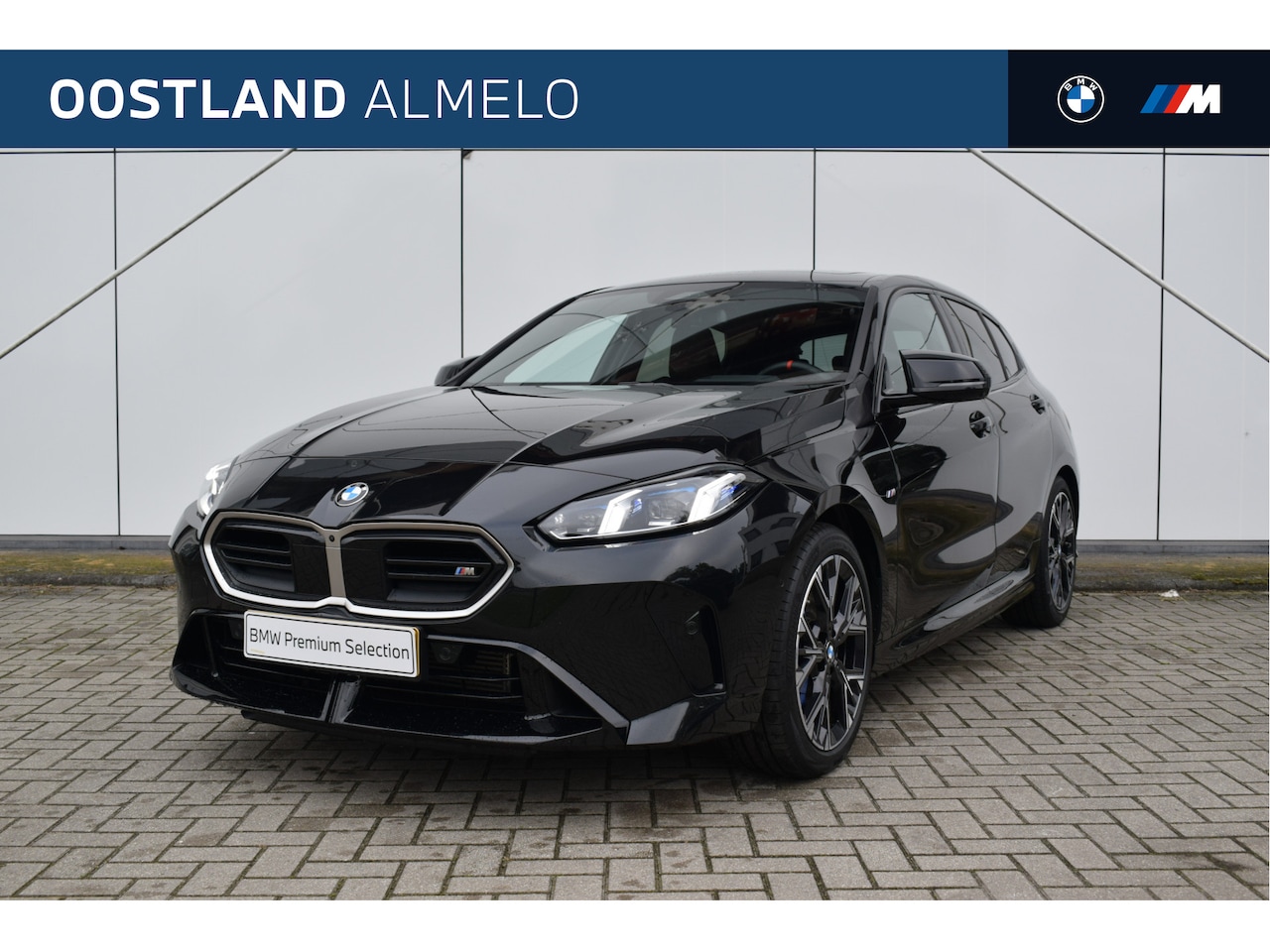 BMW 1-serie - M135 xDrive High Executive Automaat / Panoramadak / Sportstoelen / M Adaptief onderstel / - AutoWereld.nl