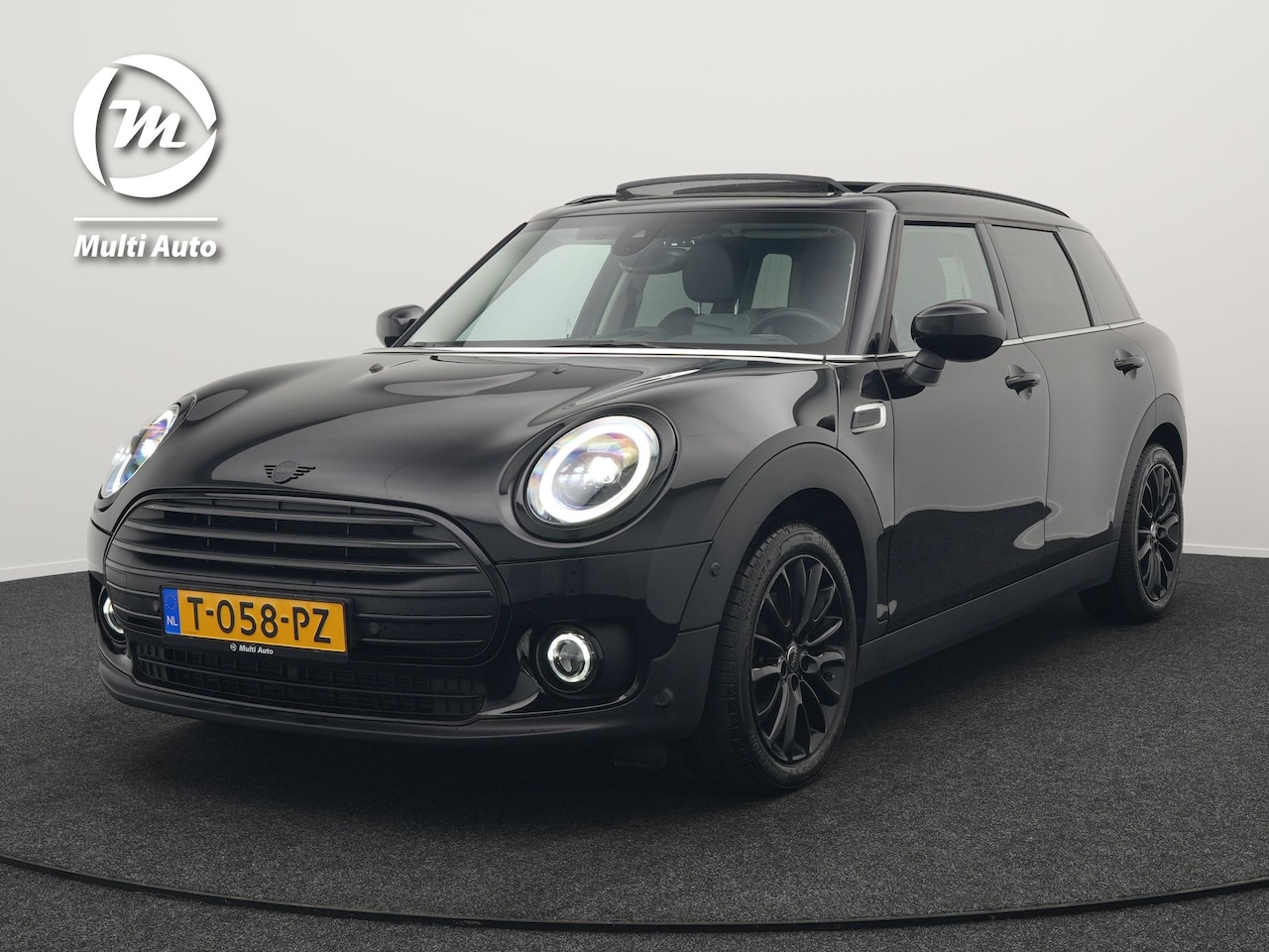 MINI Clubman - 1.5 Cooper Black Edition Automaat 136pk | Trekhaak Afneembaar | Panodak | Head Up | Camera - AutoWereld.nl