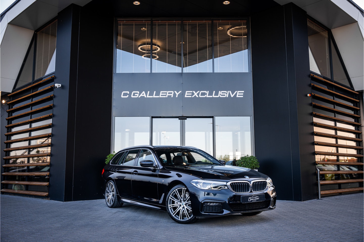 BMW 5-serie Touring - 520i High Executive - M Sport | Panorama | Memory | HUD | Cruise Control - AutoWereld.nl