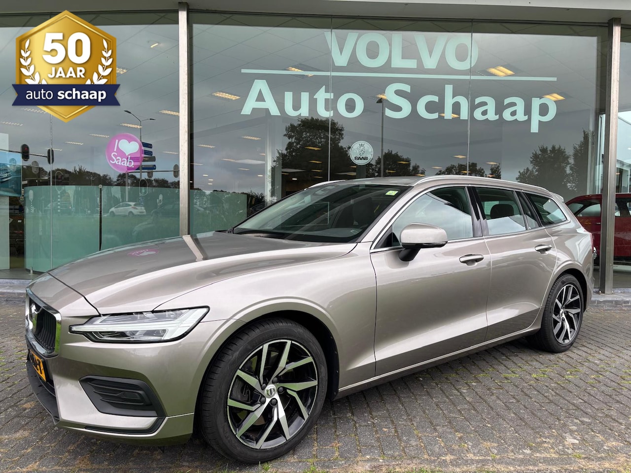 Volvo V60 - 2.0 T5 Momentum Automaat | Rijklaar incl 12 mnd Bovag | Trekhaak Carplay On Call Stoelverw - AutoWereld.nl