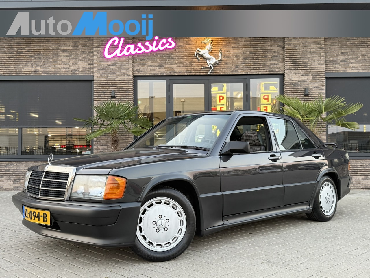 Mercedes-Benz 190-serie - 2.3-16V / 5 Speed Dogleg / 185 PK / Bj 1986 / 1/2 Karo Stof/Leder / Schuifdak - AutoWereld.nl