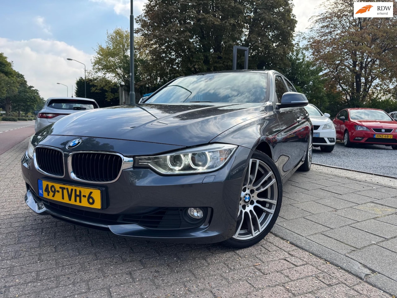 BMW 3-serie - 320i High Executive Clima Elek Pakket 19” Navi - AutoWereld.nl