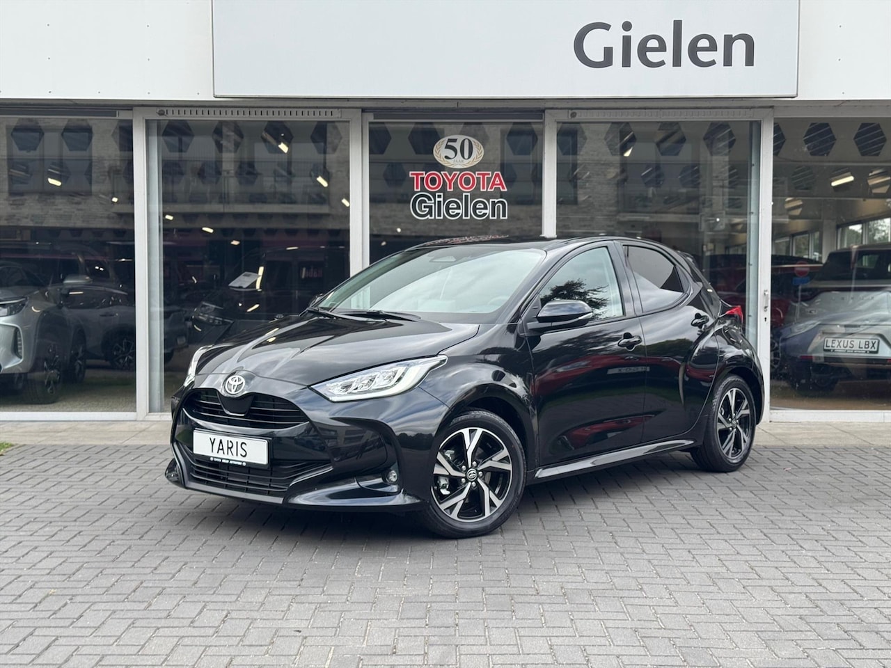 Toyota Yaris - Hybrid Dynamic Plus | Stoel + Stuurverwarming, Lichtmetalen velgen, Keyless, Licht + Regen - AutoWereld.nl