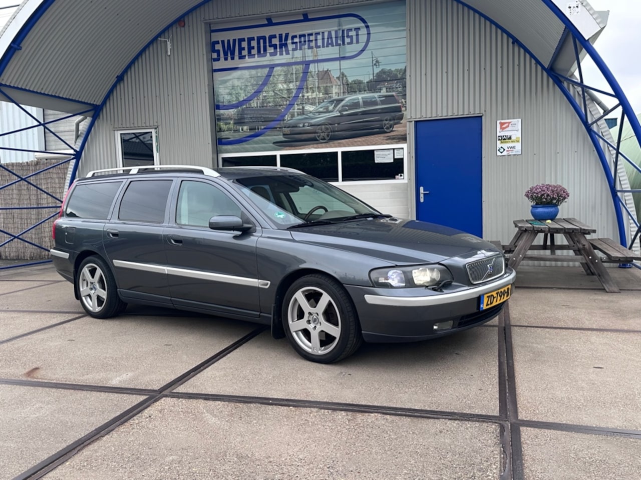 Volvo V70 - 2.5 T Comfort Line Titanium - AutoWereld.nl