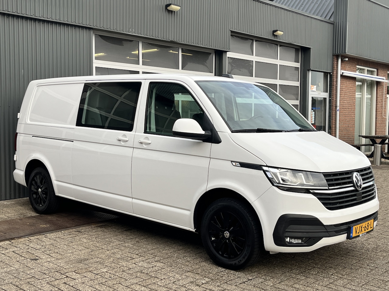 Volkswagen Transporter - T6.1 2.0 TDI L2H1 150PK DC Airco Cruise controle Telefoonverbinding Trekhaak 2500kg Apple - AutoWereld.nl