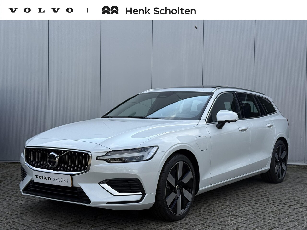 Volvo V60 - T6 Plug-in hybrid AWD Plus Bright, Crystal White metallic, Moritz Leder Charcoal, 19" Lich - AutoWereld.nl