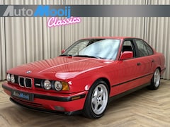 BMW M5 - 5-serie E34 3.6 - 5-Speed Manual / Brillantrot / 315 PK / 1991 / 17" Throwing Stars / Schu