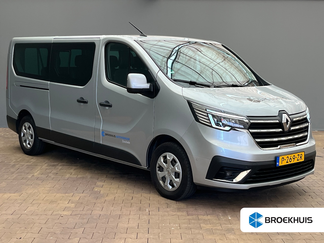 Renault Trafic Passenger - Trafic | Cruisecontrolsysteem (Cruisecontrol) | Parkeerhulp voor, achter en aan de zijkant - AutoWereld.nl
