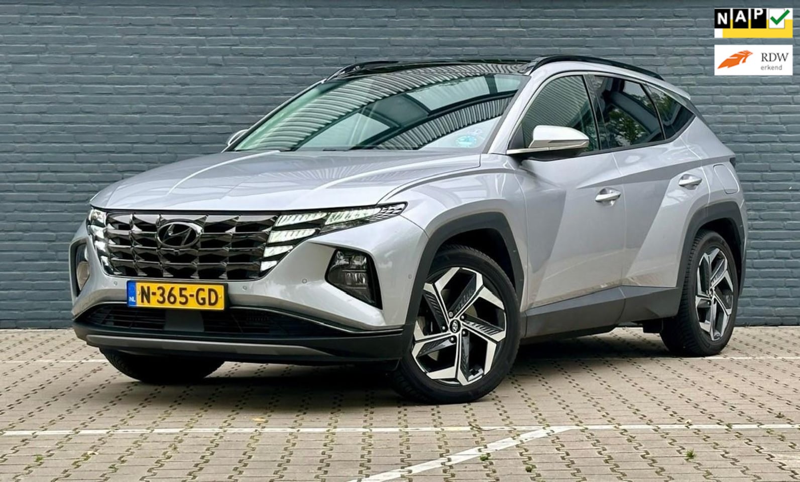 Hyundai Tucson - 1.6 T-GDI PHEV PremiumSky 4WD 2 jaar garantie - AutoWereld.nl
