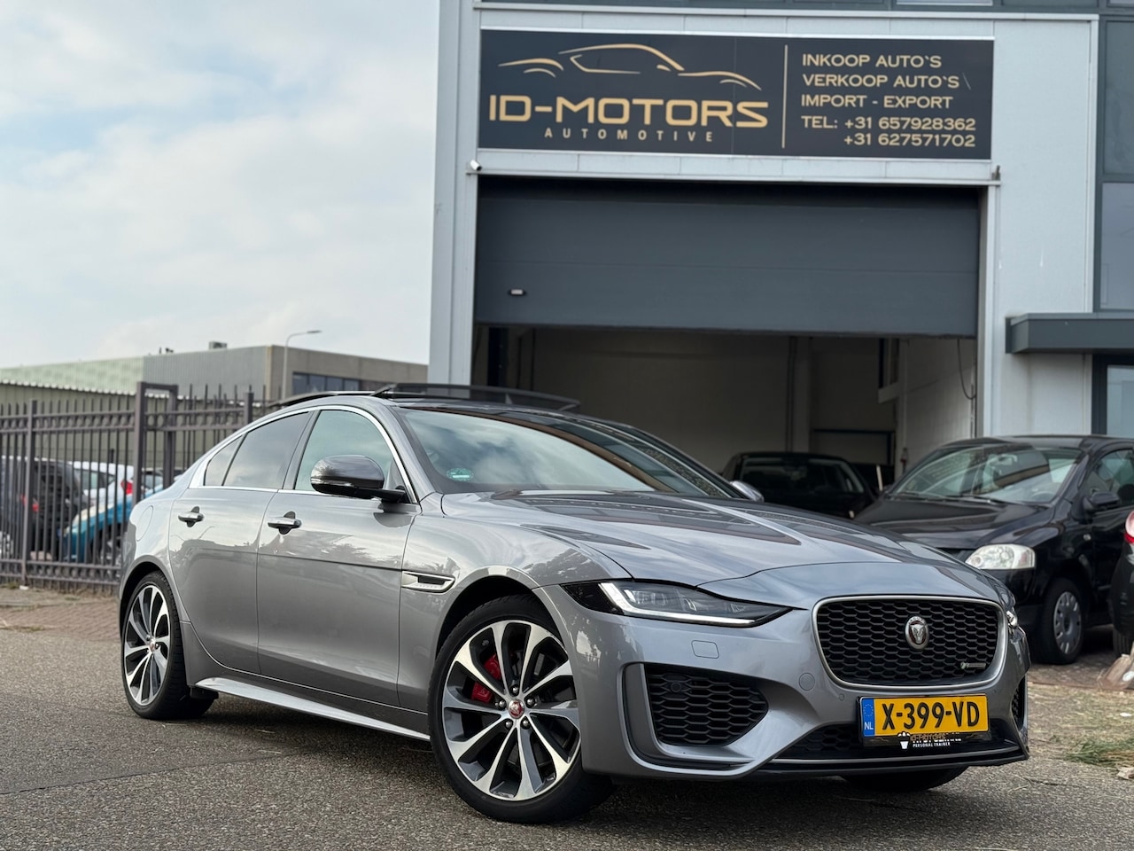 Jaguar XE - 2.0 P300 AWD R-Dynamic HSE pano DEALER AUT bomvol optie - AutoWereld.nl