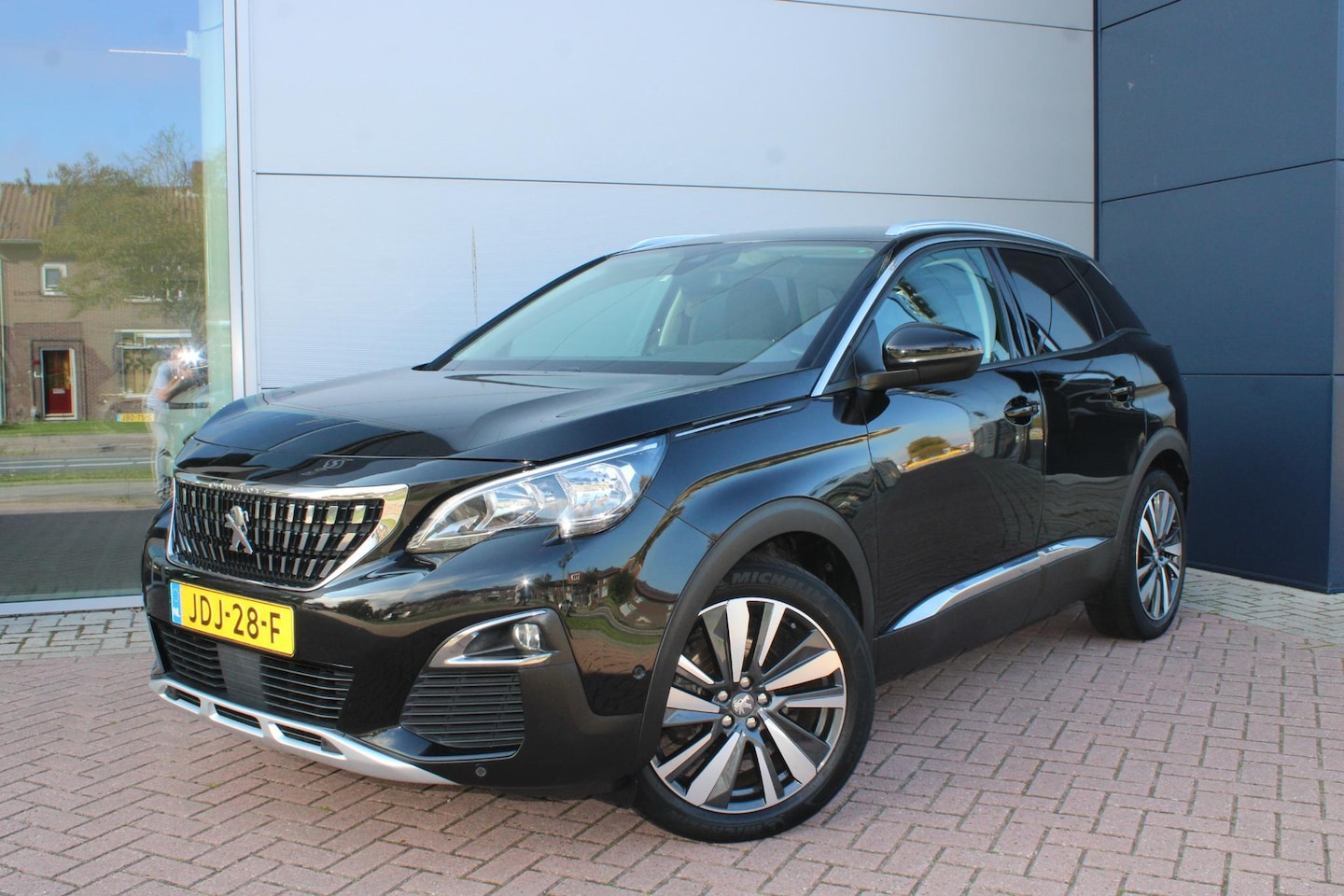 Peugeot 3008 - 1.2 PureTech 130pk Allure Pack Airco - Carplay - 19" - trekhaak - stoelverwarming - AutoWereld.nl