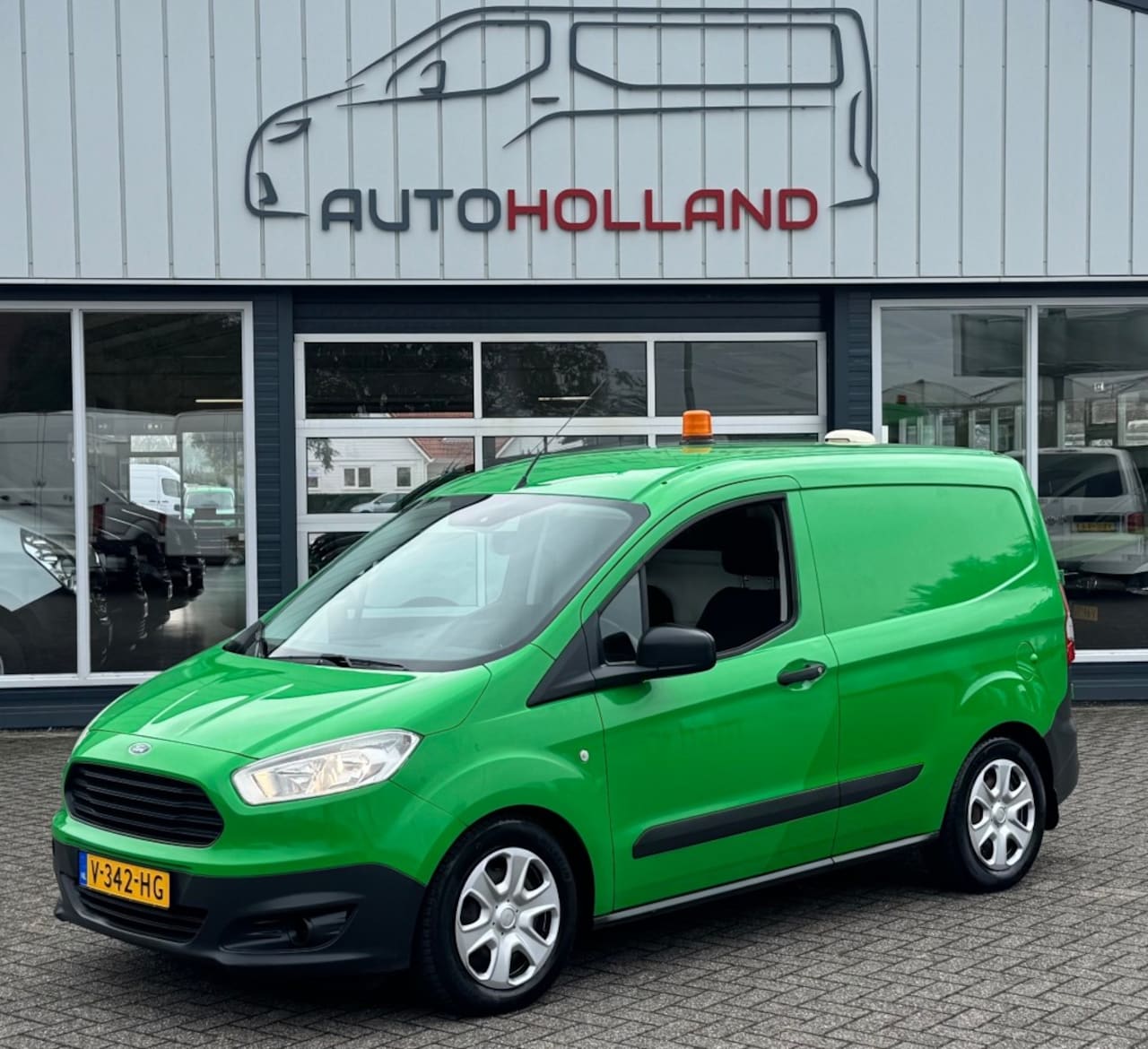 Ford Transit Courier - 1.6 TDCI 70KW 95PK AIRCO/ NAVIGATIE/ CRUISE CONTROL/ TREKHAAK/ 100% DEALERONDERHOUDEN - AutoWereld.nl