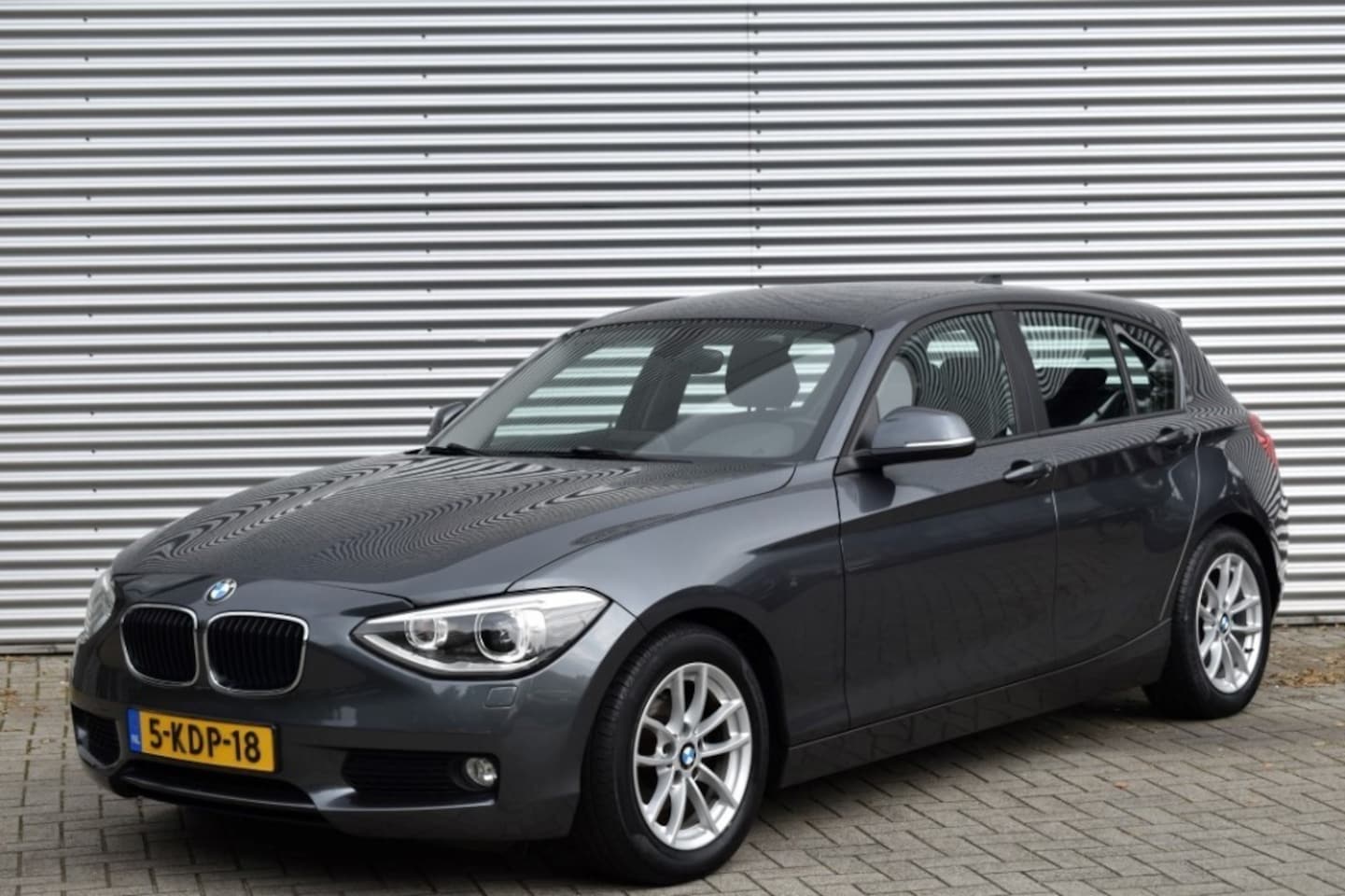 BMW 1-serie - 114I EDE UPGRADE EDITION / LEDER / SPORTSTOELEN / PDC / NAVI - AutoWereld.nl