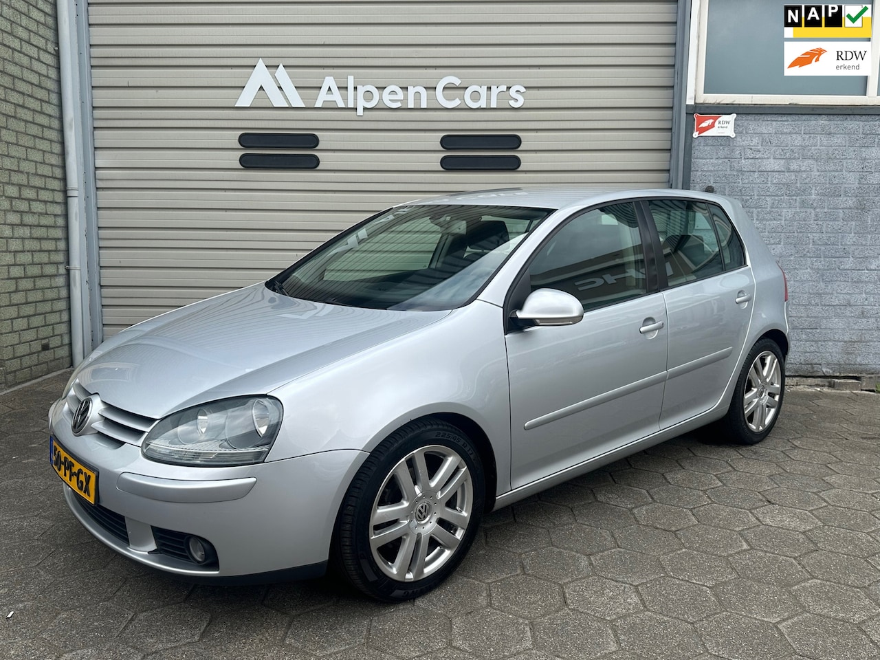 Volkswagen Golf - 1.6 FSI Sportline Eerste eigenaar / AC / Cruise controle / NAP / APK 10-2026 - AutoWereld.nl