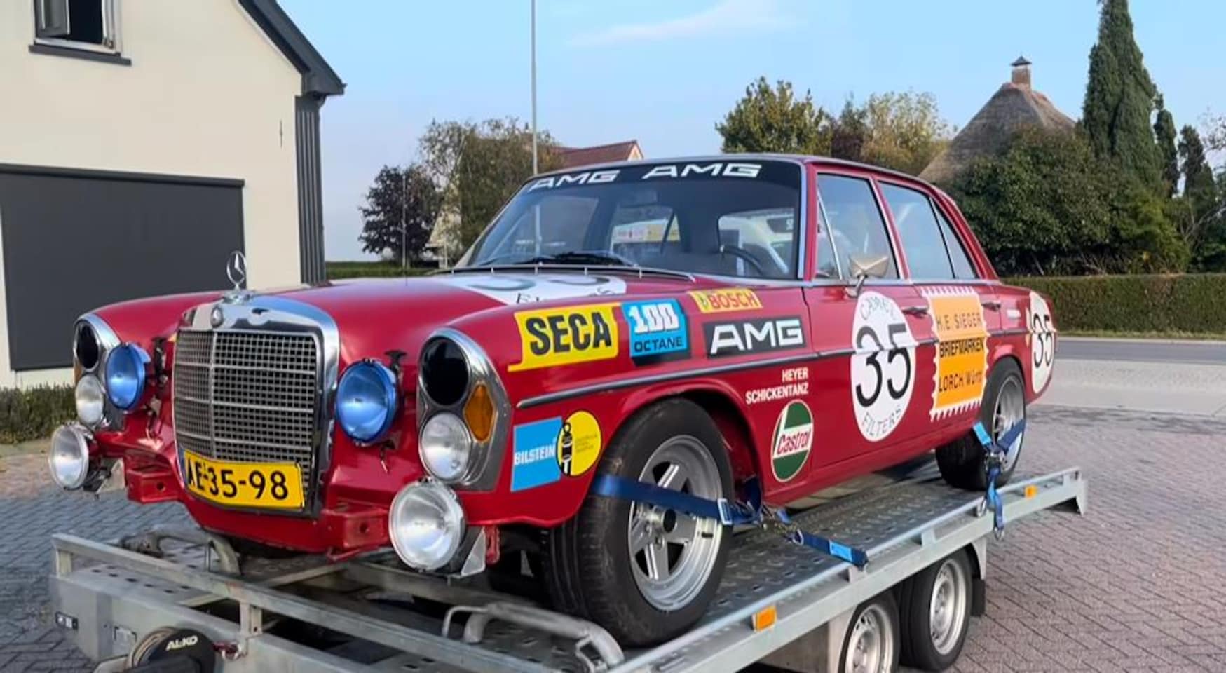 Mercedes-Benz 200-280 (W115) - Red Pig - AutoWereld.nl