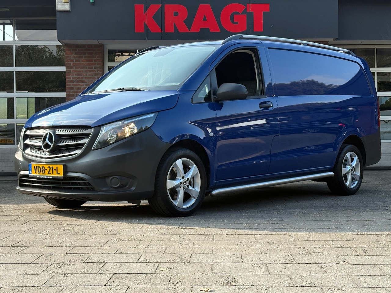 Mercedes-Benz Vito - 114 CDI Lang AUTOMAAT/CAMERA/CRUISE/airco/trekhaak/ *drie zitplaatsen*/dealer onderhouden/ - AutoWereld.nl