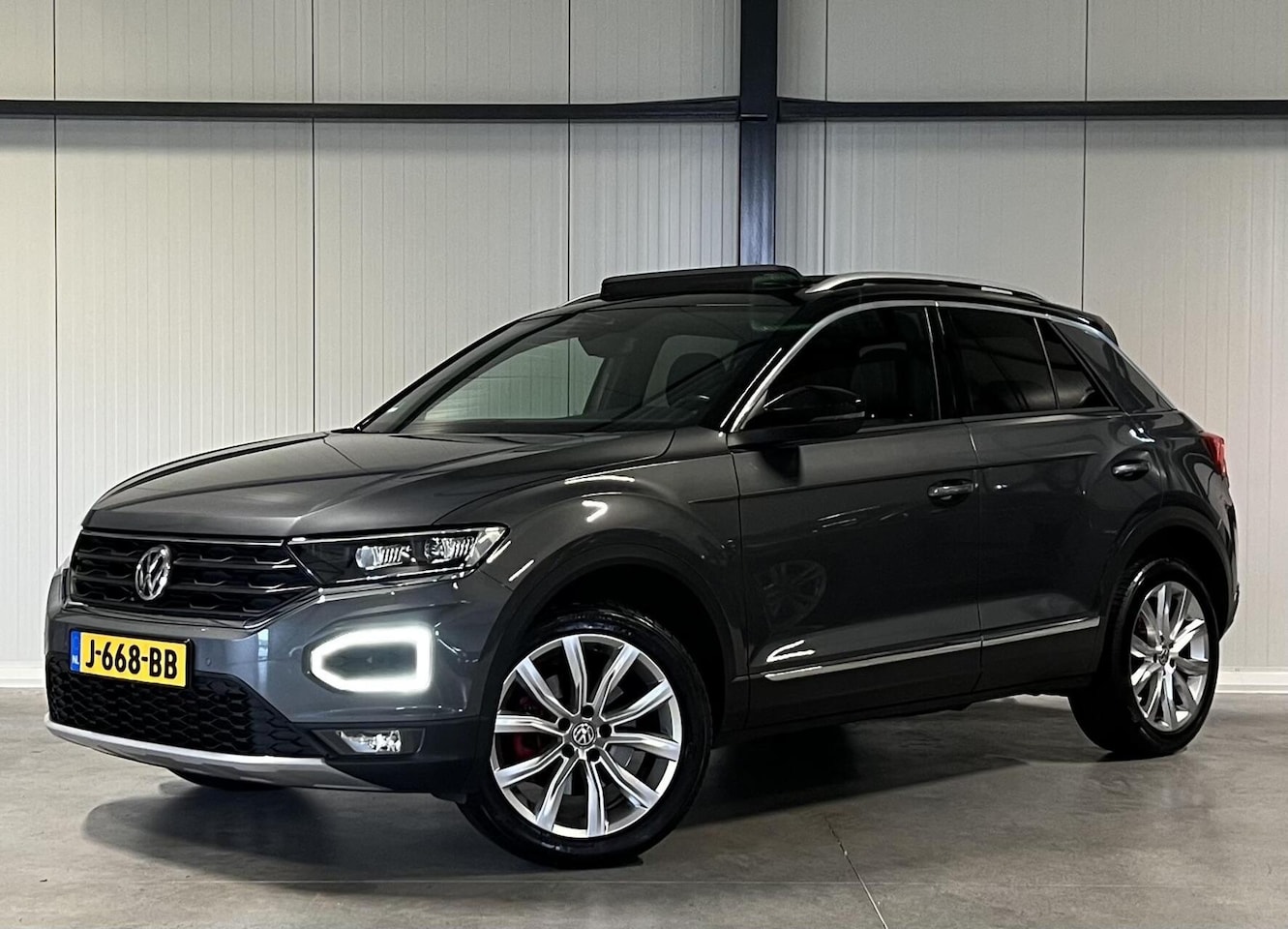 Volkswagen T-Roc - 1.5 TSI 150PK Sport Pano Virtual Trekhaak - AutoWereld.nl