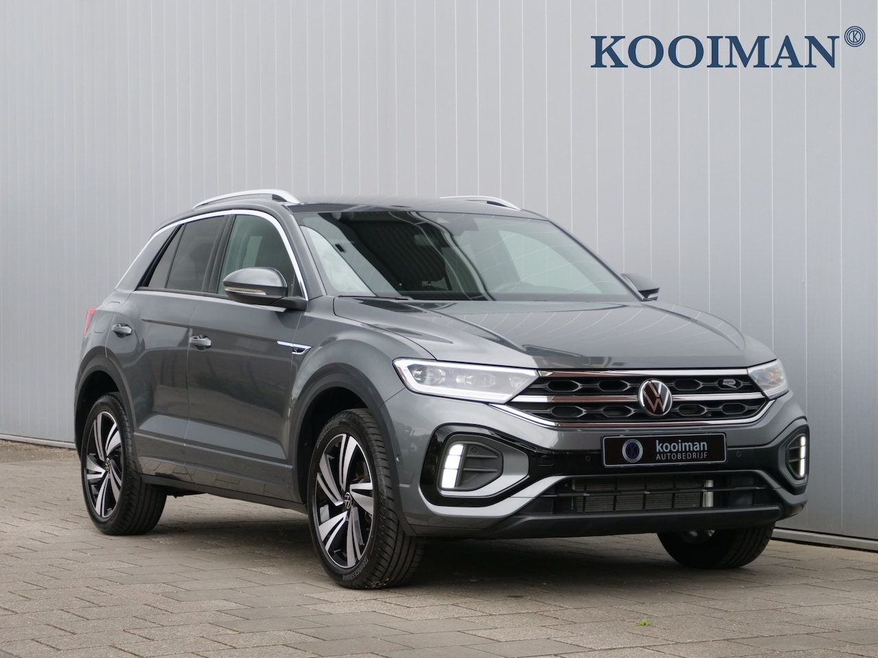 Volkswagen T-Roc - 1.5 TSI 150pk R-Line Edition Automaat Apple Carplay / 18 inch / IQ Light / Stoelverwarming - AutoWereld.nl