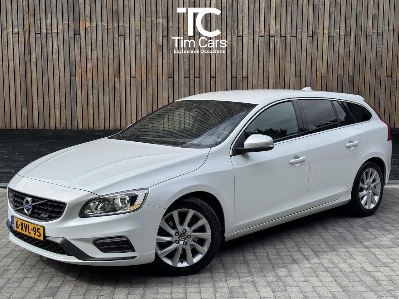 Volvo V60 - 2.0 D4 R-Design 181pk | Navigatie | Cruise control | Climate control | Hondenrek | Dashcam - AutoWereld.nl