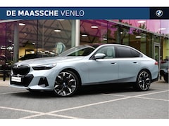 BMW 5-serie - 550e xDrive M Sport Automaat / Panoramadak / Trekhaak / Adaptief onderstel / Stoelventilat