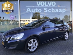 Volvo V60 - 1.6 T3 Family Line | Rijklaar incl garantie | Trekhaak Stoelverwarming Navigatie 17 inch