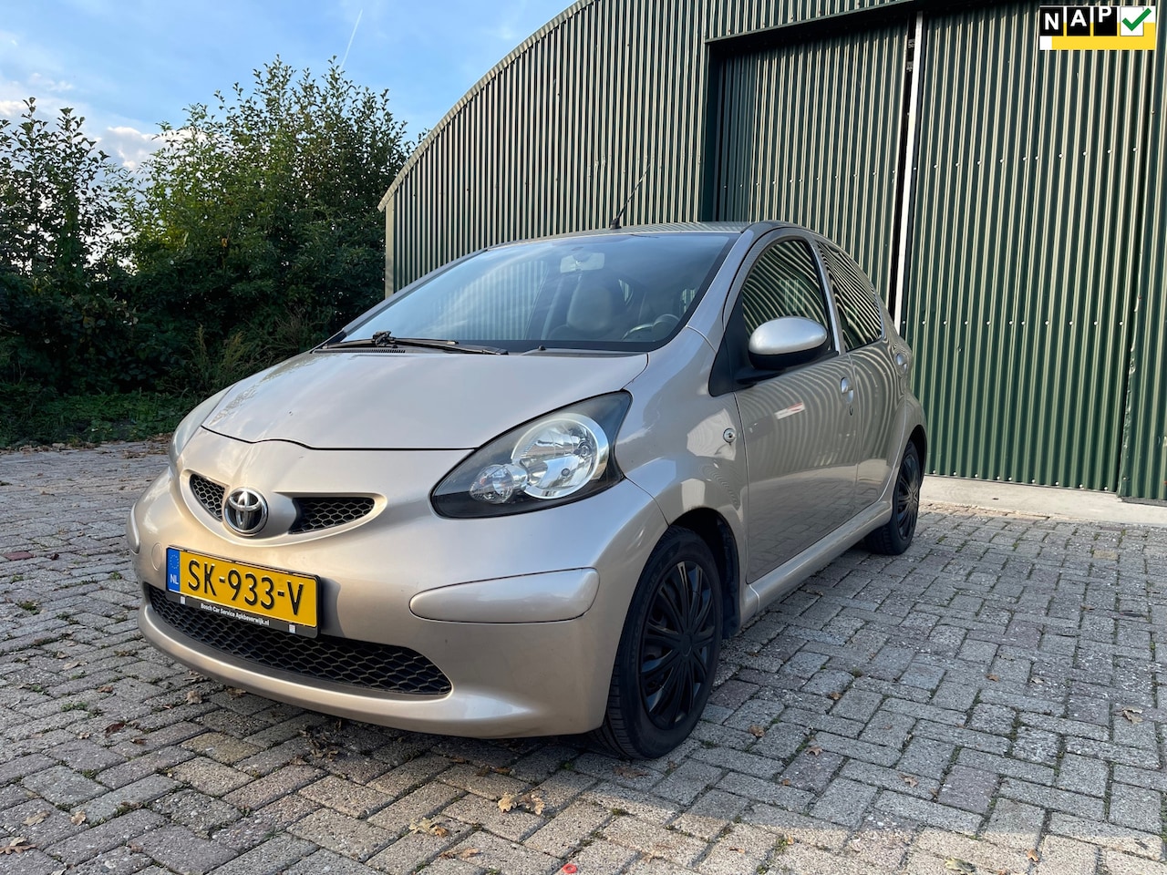 Toyota Aygo - 1.0-12V + 5drs/ Airco / Elek. ramen / Leer / DAB / APK - AutoWereld.nl