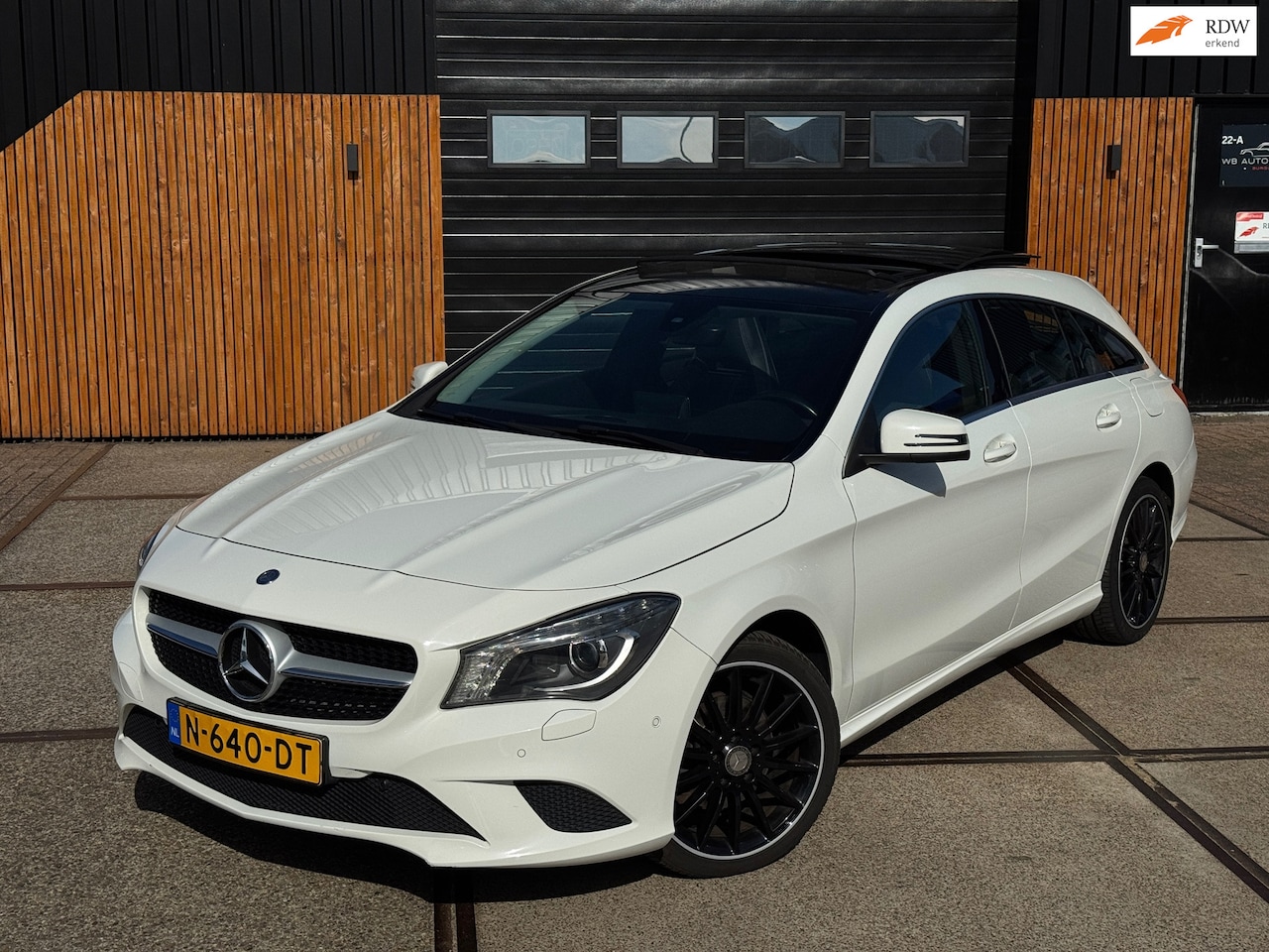 Mercedes-Benz CLA-klasse Shooting Brake - 180 Prestige Pano Cruise Clima Stoelverwarming - AutoWereld.nl
