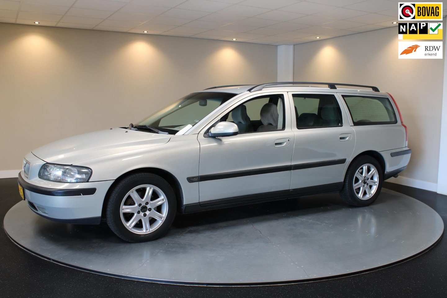 Volvo V70 - 2.4 Comfort Line *Automaat* Nwe APK! Trekhaak|Airco|Cruise - AutoWereld.nl