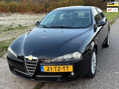 Alfa Romeo 147 - 1.6 T.Spark Veloce Business 5-Drs ECC Audio/CD Cruisecontrol TCS LMV 16" Sportstoelen Deal