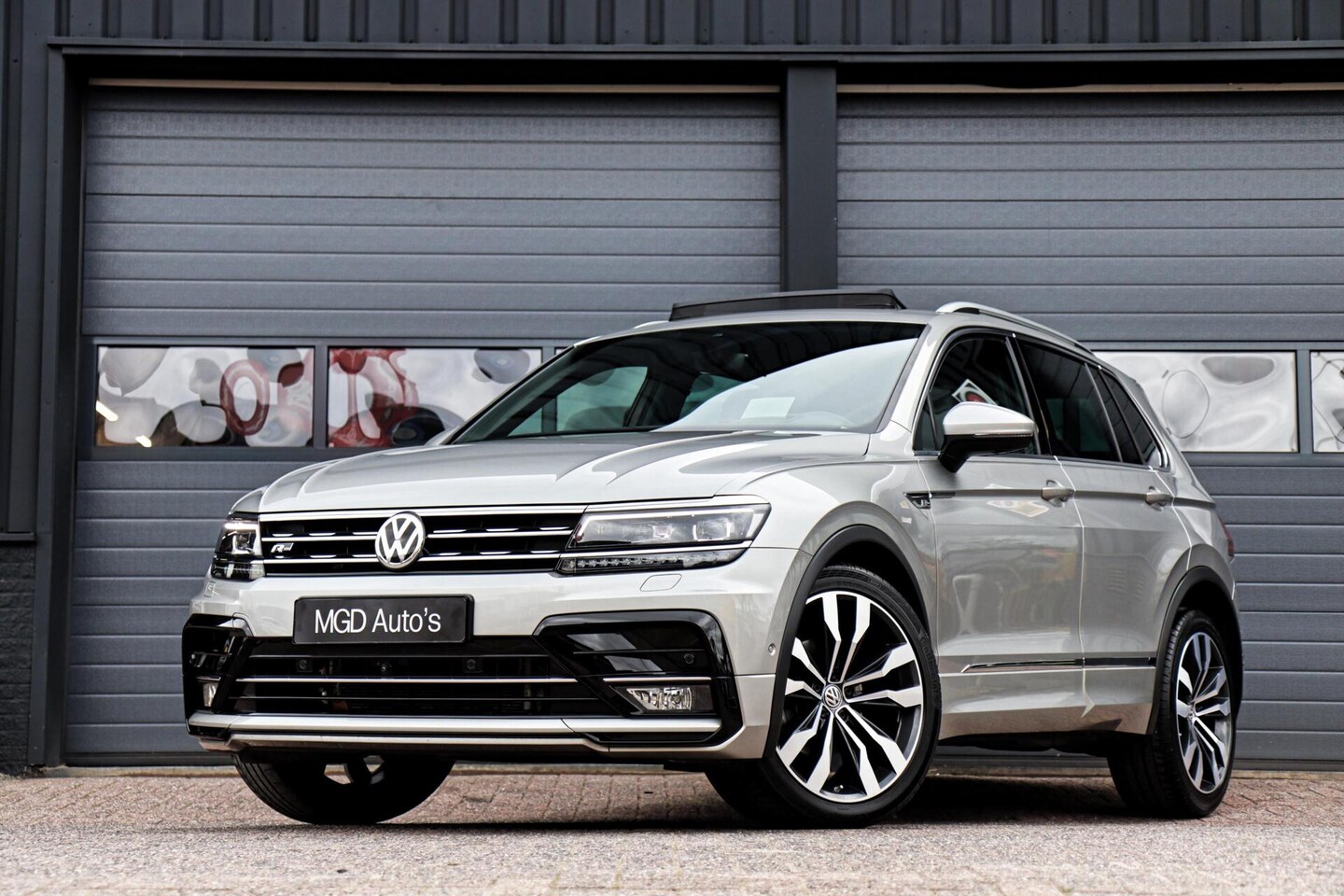 Volkswagen Tiguan - 1.5 TSI ACT 2x R-Line /LED/PANODAK/STOELVERW./TREKHAAK/HUD/KEYLESS/360 CAMERA! - AutoWereld.nl