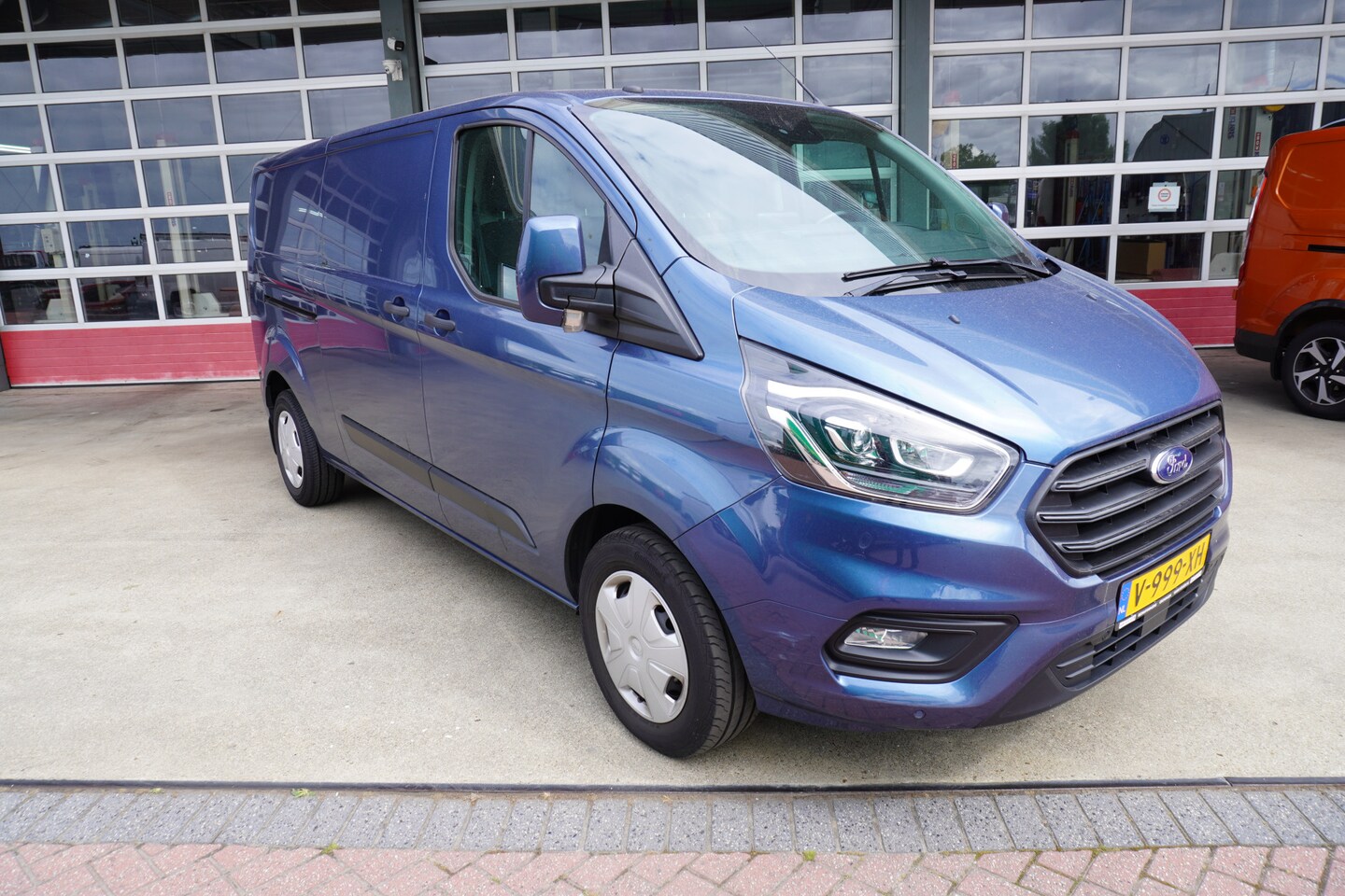 Ford Transit Custom - 320 2.0 TDCI 130pk L2H1 Trend nr. V197 | Airco | Cruise | Navi | trekhaak - AutoWereld.nl
