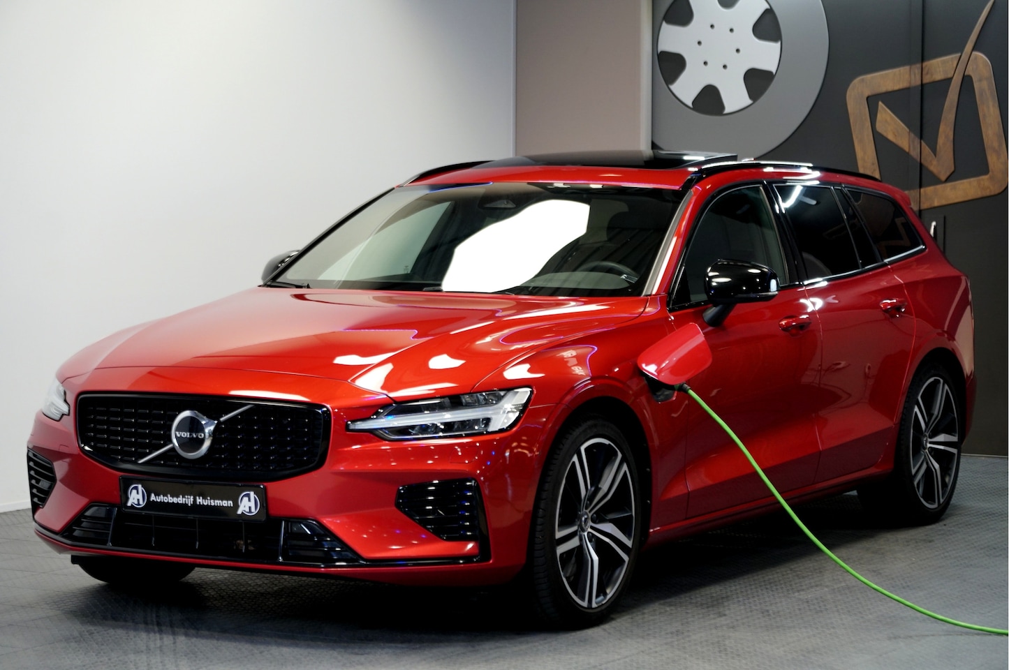 Volvo V60 - 2.0 T8 AWD Long Range 335kW/455pk Aut8 Plug-in hybrid Plus Dark PANORAMADAK + PILOT ASSIST - AutoWereld.nl