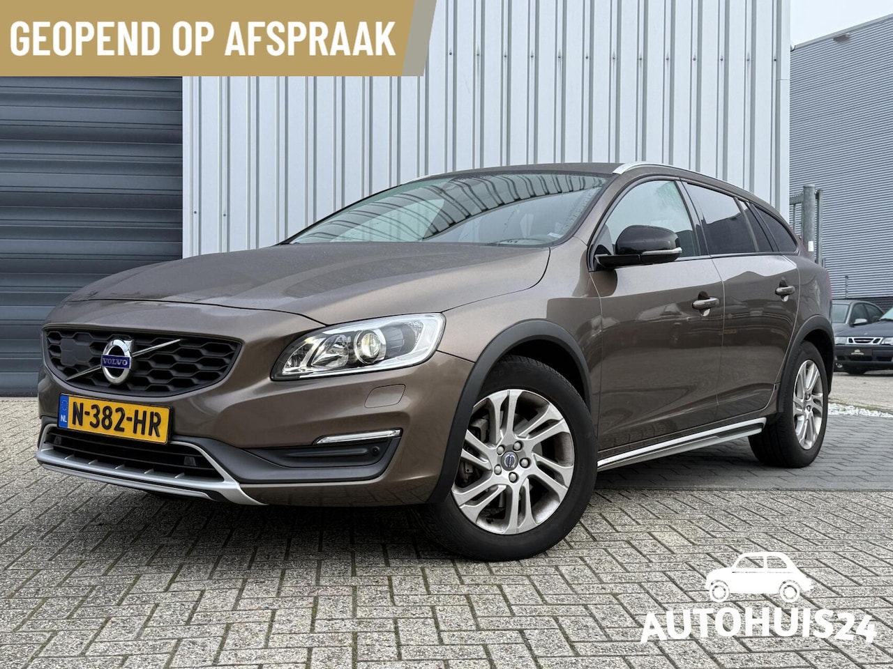 Volvo V60 Cross Country - 2.4 D4 AWD 5-cilinder Momentum 2015 1900kg trekgewicht! - AutoWereld.nl