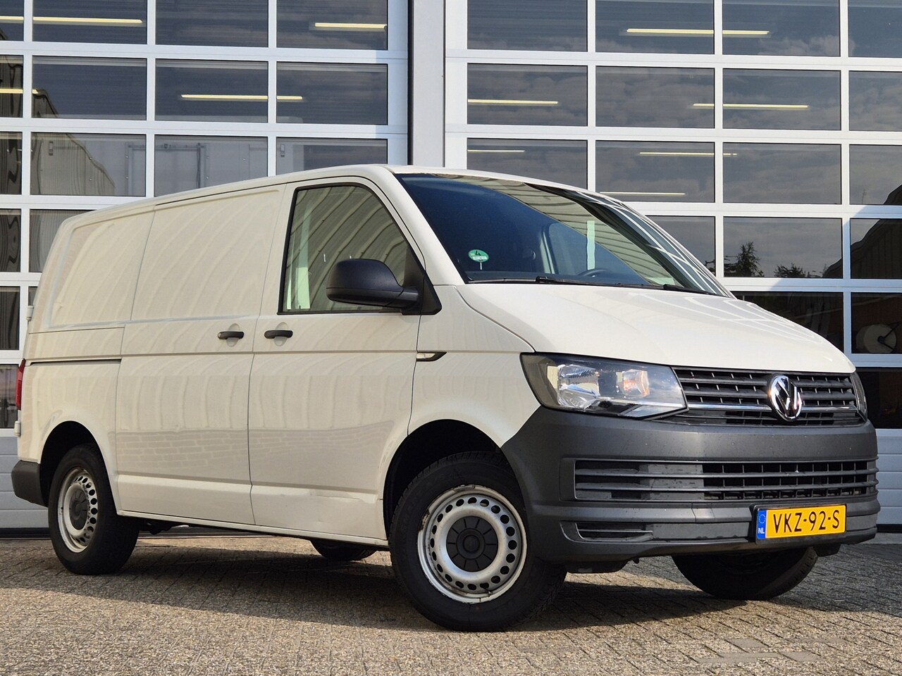 Volkswagen Transporter - 2.0 TDI 102PK L1H1 | AIRCO | TREKHAAK | 100% ONDERHOUDEN - AutoWereld.nl