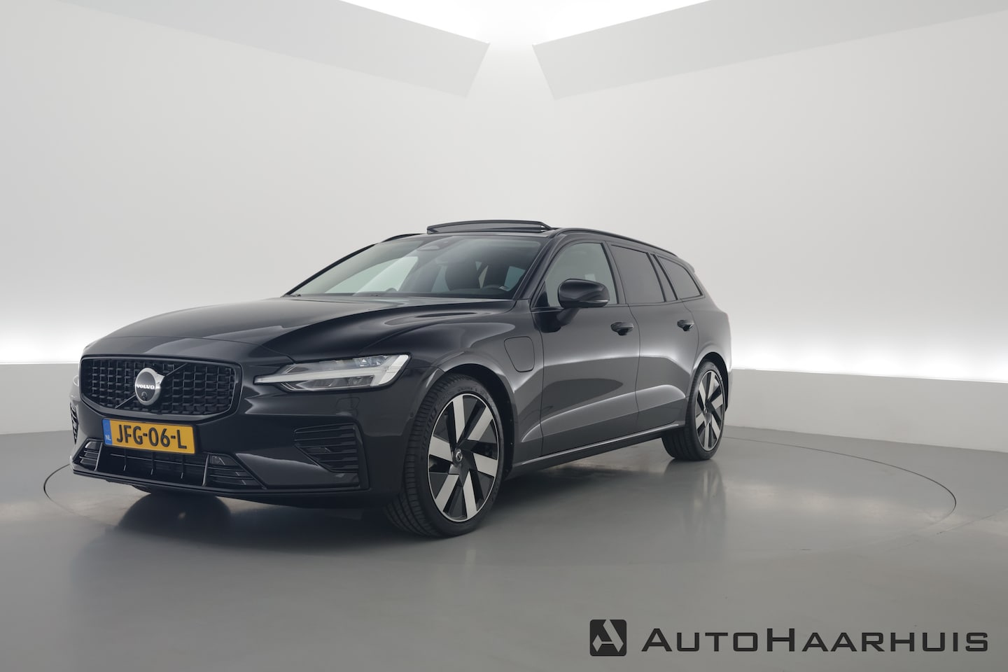 Volvo V60 - T6 Recharge Ultra Dark | Pano | HUD | B&W | Stoelventi. | Massage | Memory seats | Elek. T - AutoWereld.nl