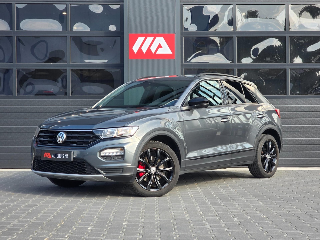 Volkswagen T-Roc - 1.5 TSI Sport Business R Panoramadak/Camera/Carplay/Standkachel - AutoWereld.nl
