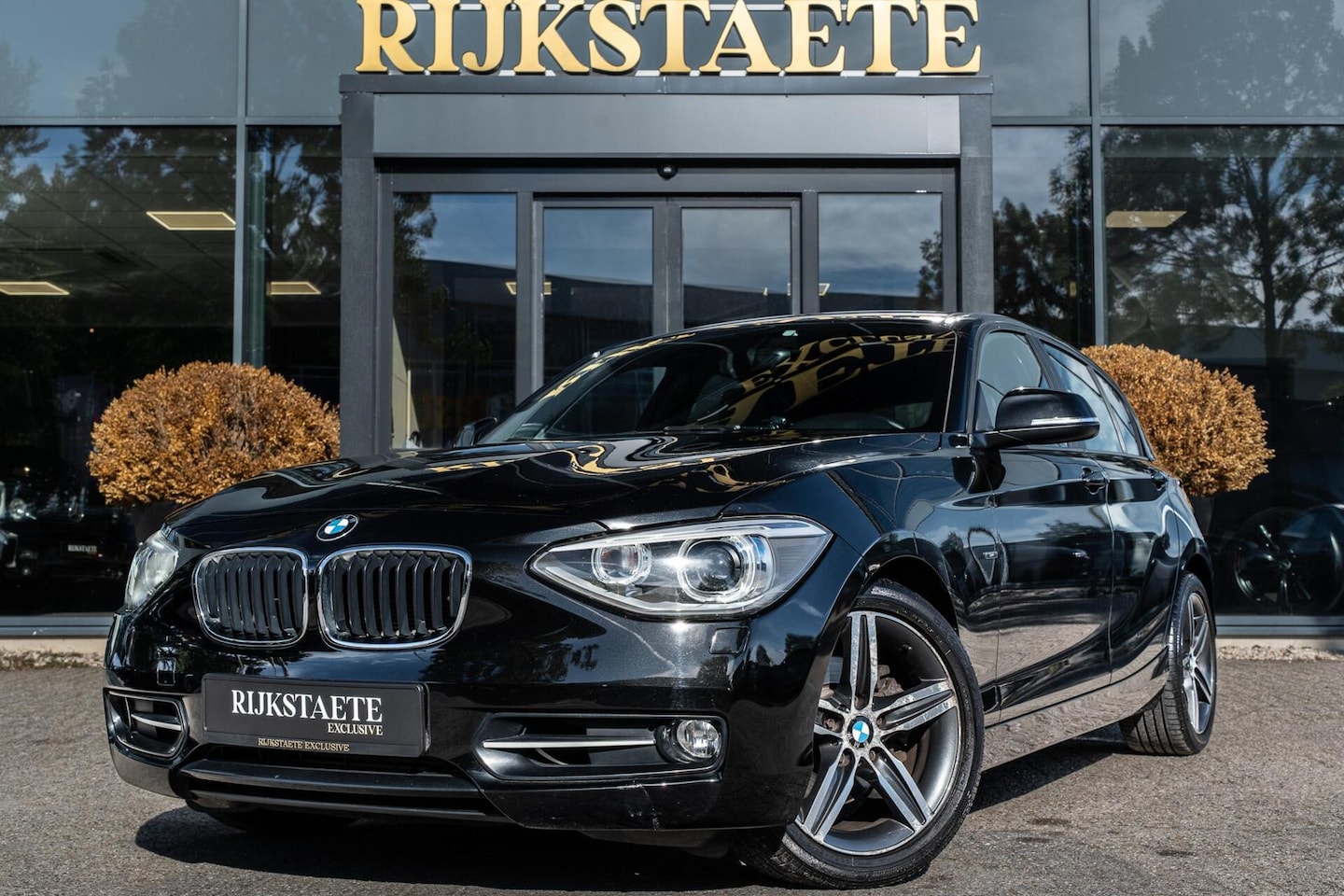 BMW 1-serie - 118i Sport|LED|CLIMATE|KEYLESS|17''|LEDER - AutoWereld.nl