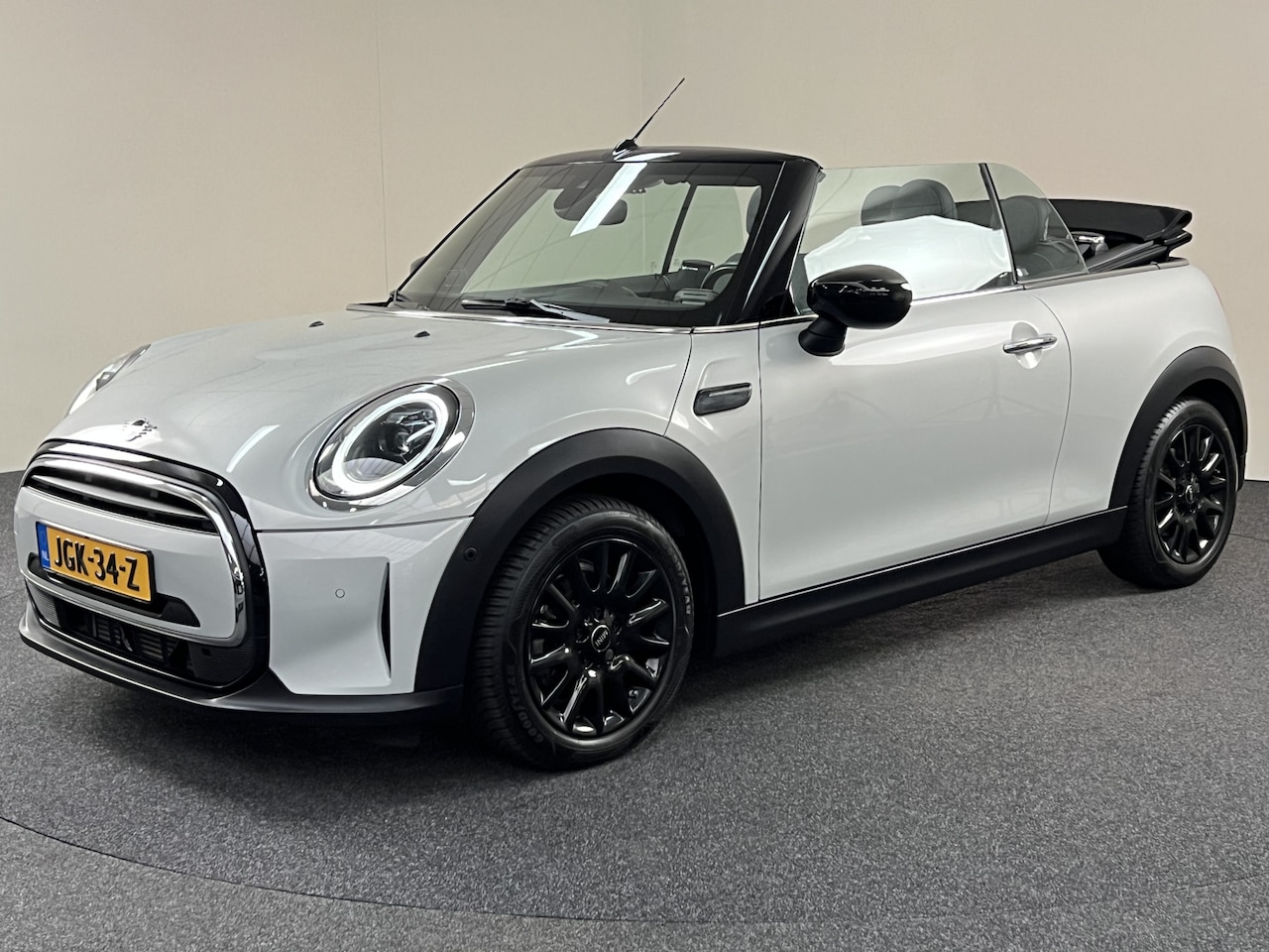 MINI Cabrio - Mini 1.5 Cooper Maximise Automaat 136 PK Harmon Cardon / Sportstoelen / Camera / Navi / St - AutoWereld.nl
