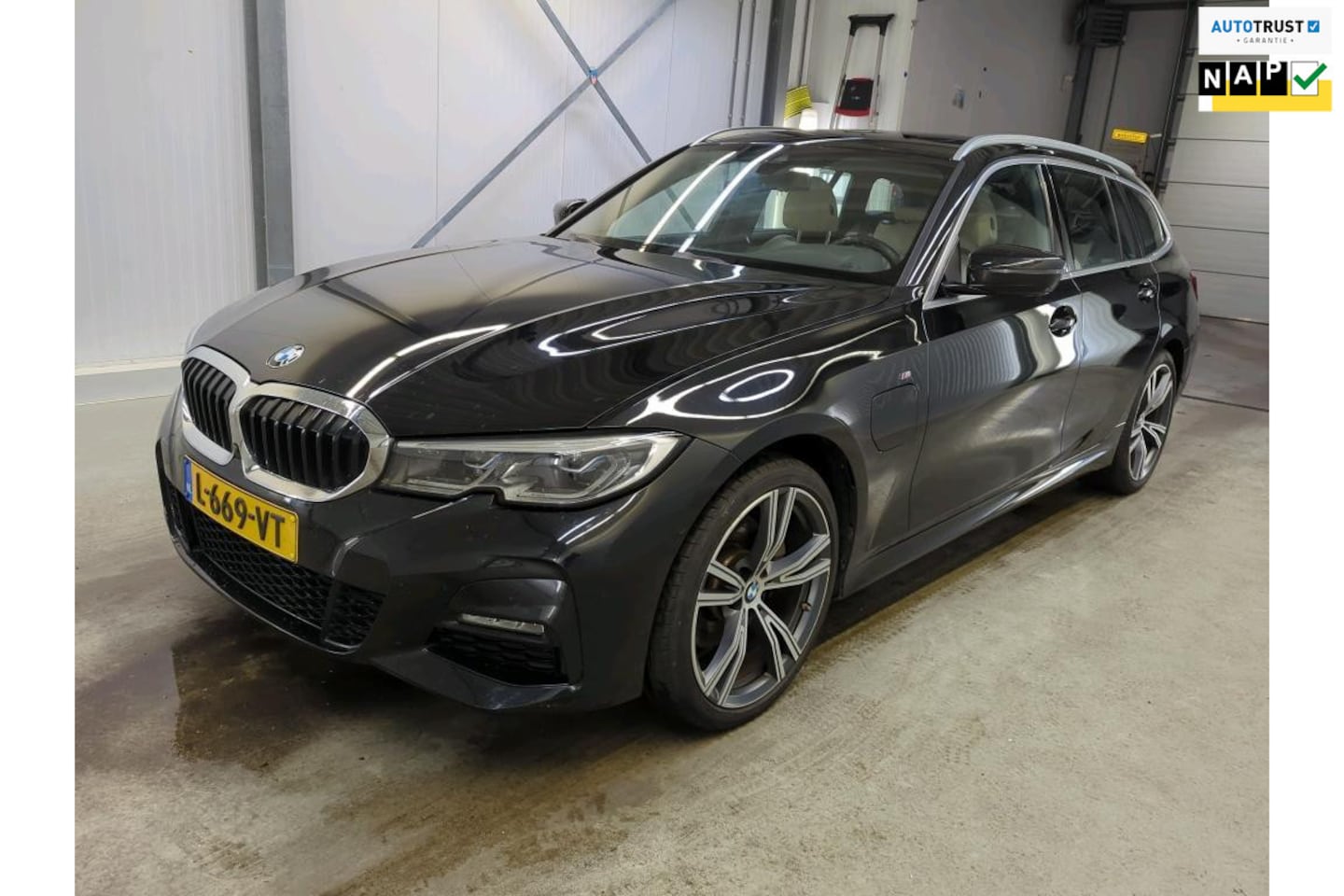 BMW 3-serie Touring - 320e M-SPORT ORG.NED / PANORAMADAK / LEER / 360CAMERA / TREKHAAK / 19INCH / CARPLAY - AutoWereld.nl
